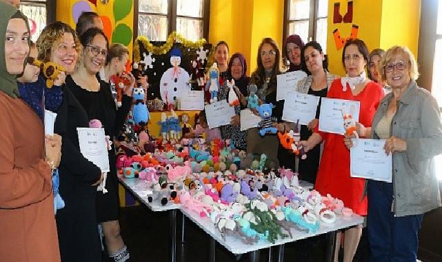 Antalya Büyükşehir Belediyesi’nin örgü bebek atölyesinde eğitim alan kursiyerler katılım belgelerini aldı