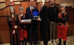 İBB Başkanı Ekrem İmamoğlu, 15 farklı ülkeden ‘Uluslararası 23 Nisan Çocuk Festivali’ için İstanbul’a gelen çocukları, Saraçhane’deki tarihi Meclis Salonu’nda ağırladı