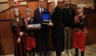İBB Başkanı Ekrem İmamoğlu, 15 farklı ülkeden ‘Uluslararası 23 Nisan Çocuk Festivali’ için İstanbul’a gelen çocukları, Saraçhane’deki tarihi Meclis Salonu’nda ağırladı