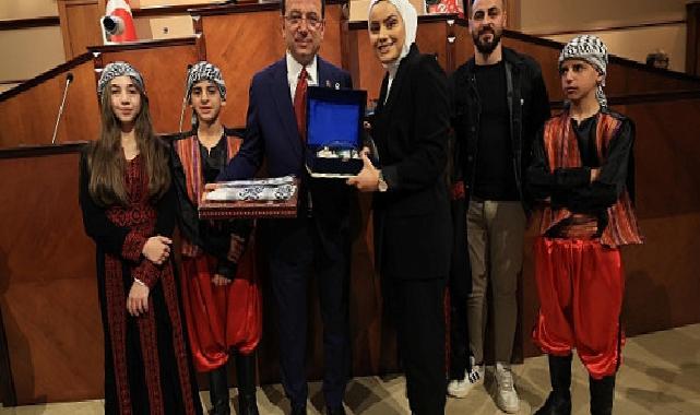 İBB Başkanı Ekrem İmamoğlu, 15 farklı ülkeden ‘Uluslararası 23 Nisan Çocuk Festivali’ için İstanbul’a gelen çocukları, Saraçhane’deki tarihi Meclis Salonu’nda ağırladı