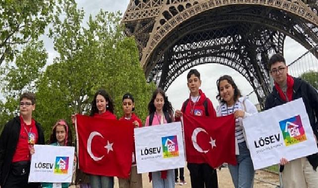 LÖSEV yurtdışı gezilerine devam ediyor. Lösemi ile mücadele eden ve tedavi süresince LÖSEV’den destek alan çocuklar dünyayı geziyor