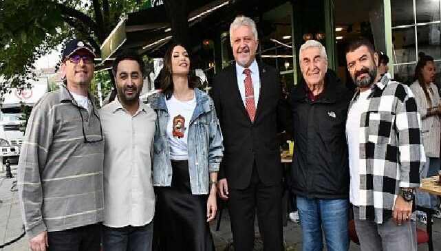 Lüleburgaz Belediye Başkanı Dr. Murat Gerenli, çekimleri Lüleburgaz’da süren ‘Paranoya’ filminin setini ziyaret ederek usta oyuncularla bir araya geldi
