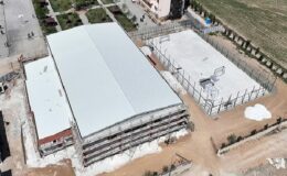Selçuklu Belediyesi tarafından Selçuklu Fen Lisesi’ne kazandırılacak olan kapalı spor salonu ve suni çim sahanın yapımı devam ediyor