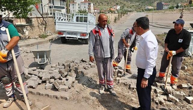Nevşehir Belediye Başkanı Rasim Arı, Mehmet Akif Ersoy Mahallesi’nde belediye ekiplerince gerçekleştirilen yol bakım ve onarım çalışmalarını inceledi