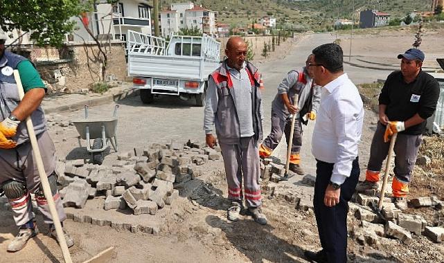 Nevşehir Belediye Başkanı Rasim Arı, Mehmet Akif Ersoy Mahallesi’nde belediye ekiplerince gerçekleştirilen yol bakım ve onarım çalışmalarını inceledi