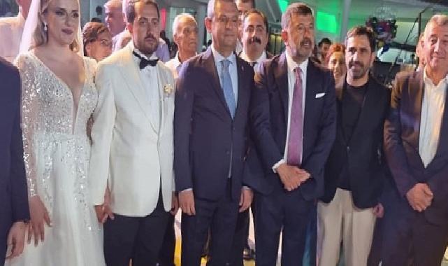 Güzelbahçe Belediye Başkanı Mustafa Günay, CHP Genel Başkanı Özgür Özel’inde katıldığı Melisa Yavaşoğlu ve Gaffar Çiçek’in düğün töreninde nikah şahitliği yaptı